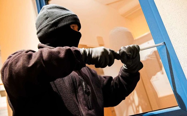 Der oder die Einbrecher stiegen durch ein Fenster ein (Symbolfoto).  | Foto: Daniel Bockwoldt (dpa)