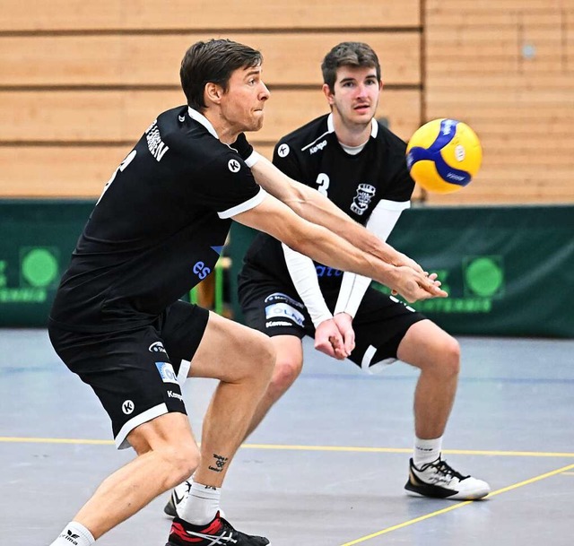 Ungewohnte Position: Volleyballer Joch...ie SSG Langen in Freiburg die Annahme.  | Foto: Achim Keller