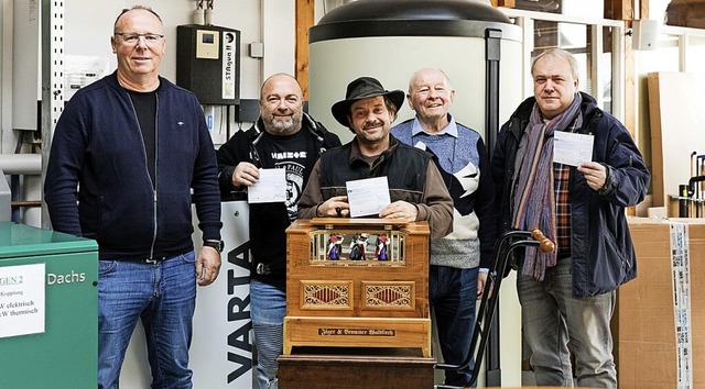 Daniel Licht (links) und Gerhard Weber...s einen Scheck in Hhe von 1000 Euro.   | Foto: Gabriele Zahn