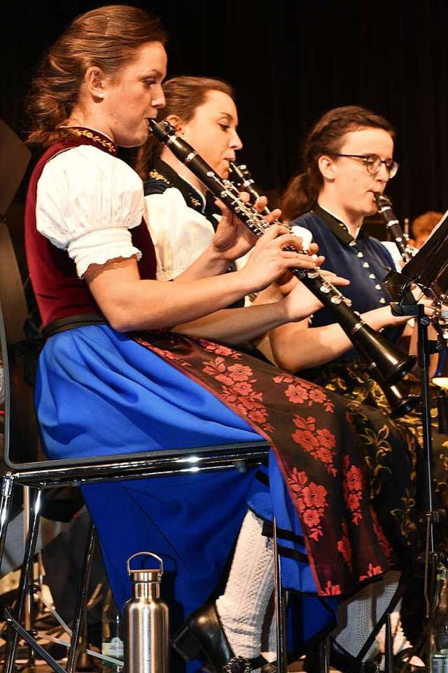 Konzentriert waren alle Musikerinnen u...ker der Trachtenkapelle bei der Sache.  | Foto: Horst Dauenhauer