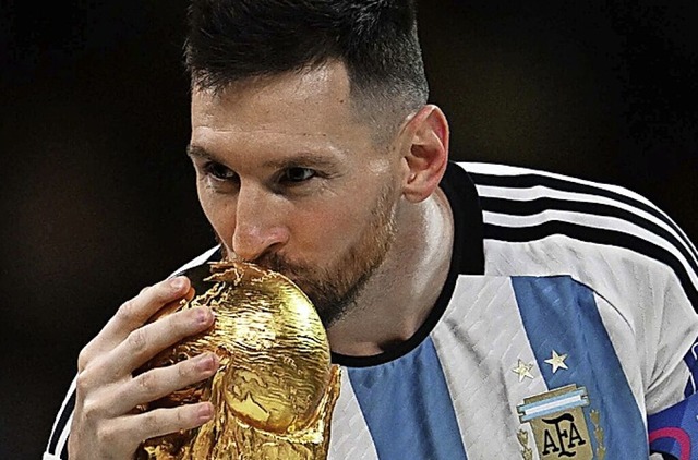 Lionel Messi ksst den WM-Pokal.  | Foto: Maximiliano Luna (dpa)