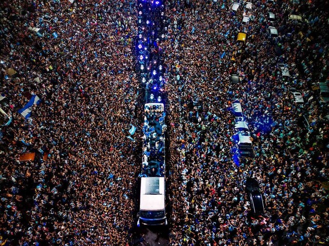 Der Bus mit dem argentinischen Nationa...#8211;  und immer wieder ins Stocken.   | Foto: TOMAS CUESTA (AFP)