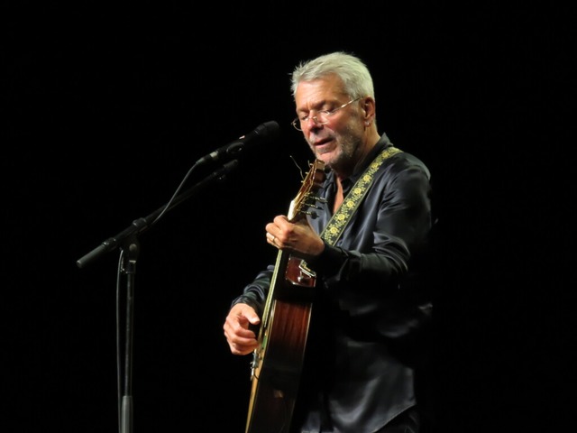 Reinhard Mey bei seinem Konzert in Offenburg im Oktober.  | Foto: Anselm Buhoff