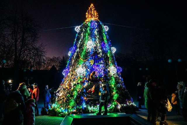 In <Ort></Ort> der stark von Raketenbe...eht ein Weihnachtsbaum aus Tarnnetzen.  | Foto: DIMITAR DILKOFF
