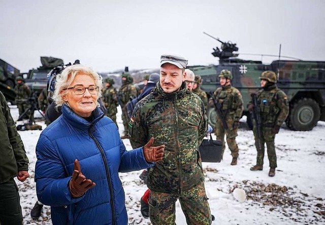 Christine Lambrecht (SPD), Bundesminis... multinationalen Battlegroup der Nato.  | Foto: Kay Nietfeld (dpa)