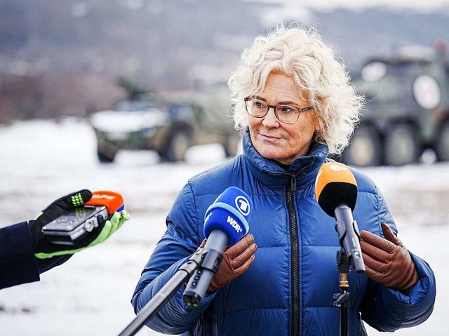 Verteidigungsministerin Christine Lamb...ionierten deutschen Bundeswehrsoldaten  | Foto: Kay Nietfeld (dpa)