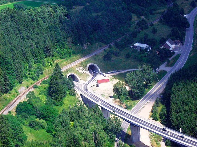 Auf der Nordbrcke in die Sdrhre des...erhalb erkennt man noch die alte B 31.  | Foto: Christa Maier