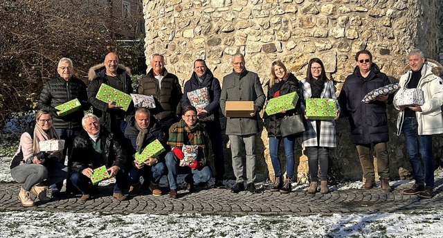 In der Woche vor dem Weihnachtsfest ve...die Pckchen an die Kinder in Tiengen.  | Foto: Holzwarth, Sandra