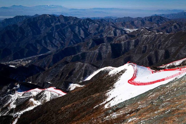 Die Alpin-Abfahrtsstrecke bei den Olym...ge im nordchinesischen Bezirk Yanqing.  | Foto: FABRICE COFFRINI (AFP)