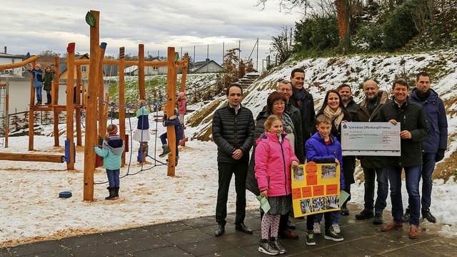 Vertreter aus Politik, Schule und Sch...h ber die Spenden fr den Spielplatz.  | Foto: Sandra Decoux