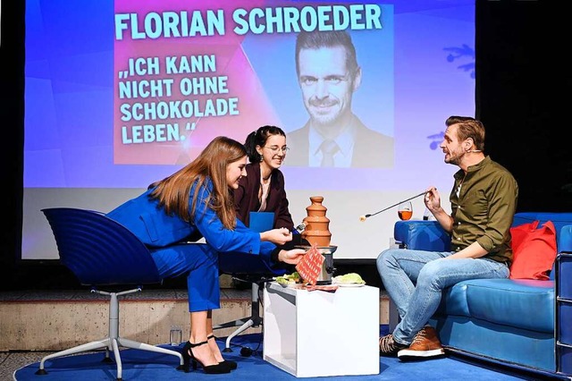 Von links: Julia Menn, Marla Schinzler...n Schroeder beim Schokobrunnen-Naschen  | Foto: Thomas Kunz