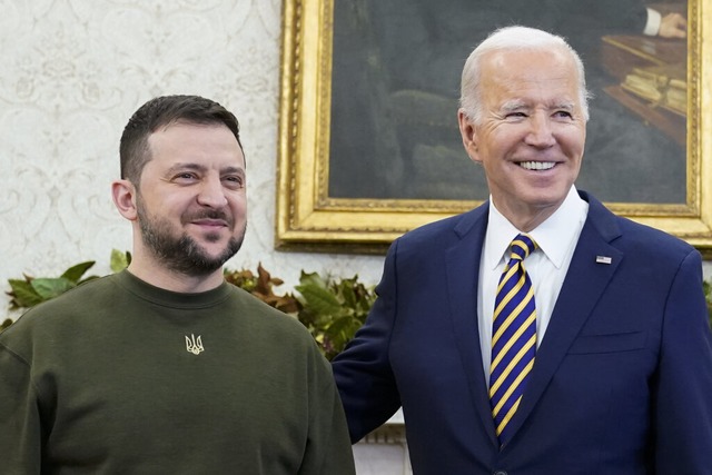 Joe Biden und Wolodymyr Selenskyj im Oval Office des Weien Hauses.  | Foto: Patrick Semansky (dpa)