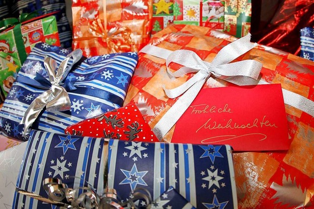 Beschichtetes Geschenkpapier darf nicht in die Papiertonne.  | Foto: Malte Christians