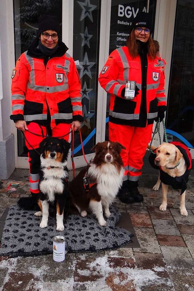 Zugfhrerin Silvia Allgaier und zweite...n Rettungshunden Yuuki, Odin und Mary.  | Foto: Katrin Wien