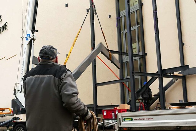 Montage der Rettungstreppe am Hauptgebude des Scheffelgymnasiums  | Foto: David Pister