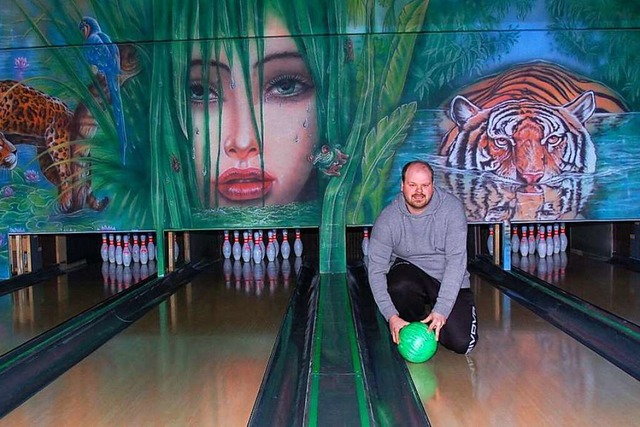 Timo Mutschler, Vorsitzender des Kegel..., stellt die  neuen Bowlingbahnen vor.  | Foto: Wolfgang Beck