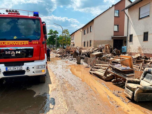 Das Hochwasser hat in Ahrweiler zerstrte Straen und Huser hinterlassen.  | Foto: Tobias Frster