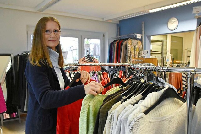 Sonja Felber sortiert die neue Ware auf den Kleiderstndern ein.  | Foto: Horatio Gollin