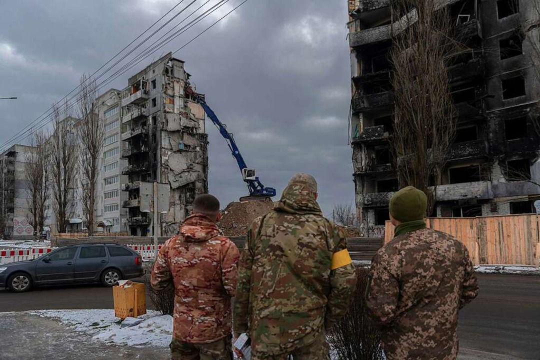Soldaten beobachten den Abriss eines i... in der ukrainischen Stadt Borodjanka.  | Foto: Andrew Kravchenko (dpa)