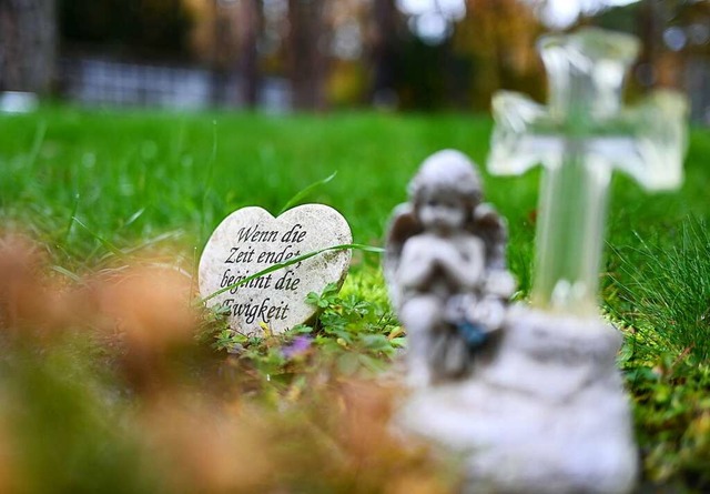 Auf dem Friedhof (Symbolbild)  | Foto: Arne Dedert (dpa)