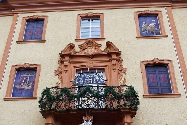 Seltene Museumsstcke bereichern in der Fassade des Elztalmuseums den Advent