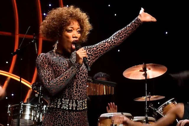 Naomi Ackie spielt mit berzeugender M...ik das Ausnahmetalent Whitney Houston.  | Foto: IMAGO/Everett Collection