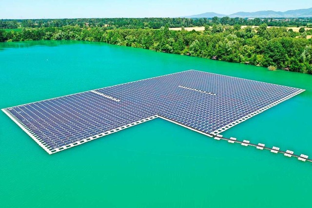 Photovoltaik-Anlage auf dem Baggersee Maiwald bei Renchen  | Foto: Benedikt Spether (dpa)