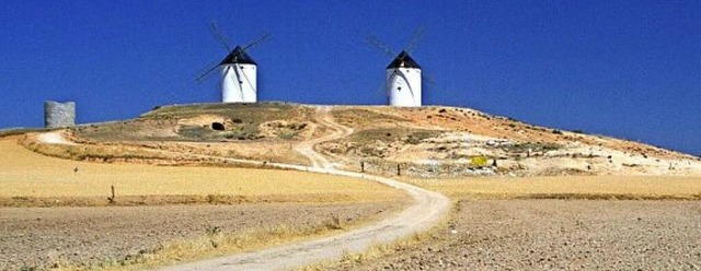 Hinter dem Gerll die Windmhlen: ein Bild aus der Region La Mancha  | Foto: imago/Siering