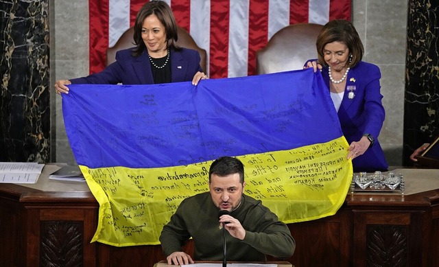 Wolodymyr Selenskyj bergibt im Kongre...es Reprsentantenhauses, Nancy Pelosi.  | Foto: Jacquelyn Martin (dpa)