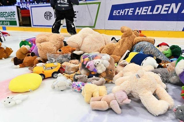 Beim EHC Freiburg lernen Stofftiere das Fliegen