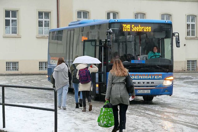 Ein Bus wartet auf dem Parkplatz am Dom auf Schler des Kollegs.  | Foto: Sebastian Barthmes