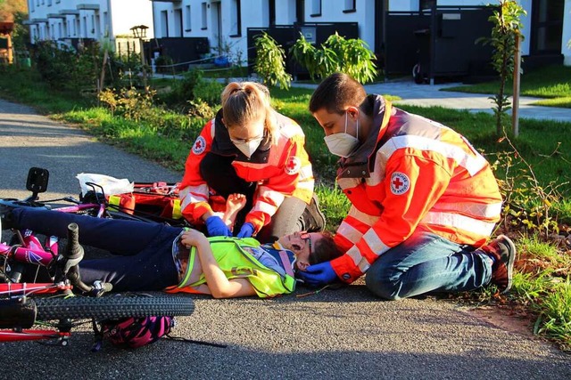 Helfer vor Ort leisten bei Unfllen er... Notarzt und Rettungswagen eintreffen.  | Foto: Heidemarie Rombach