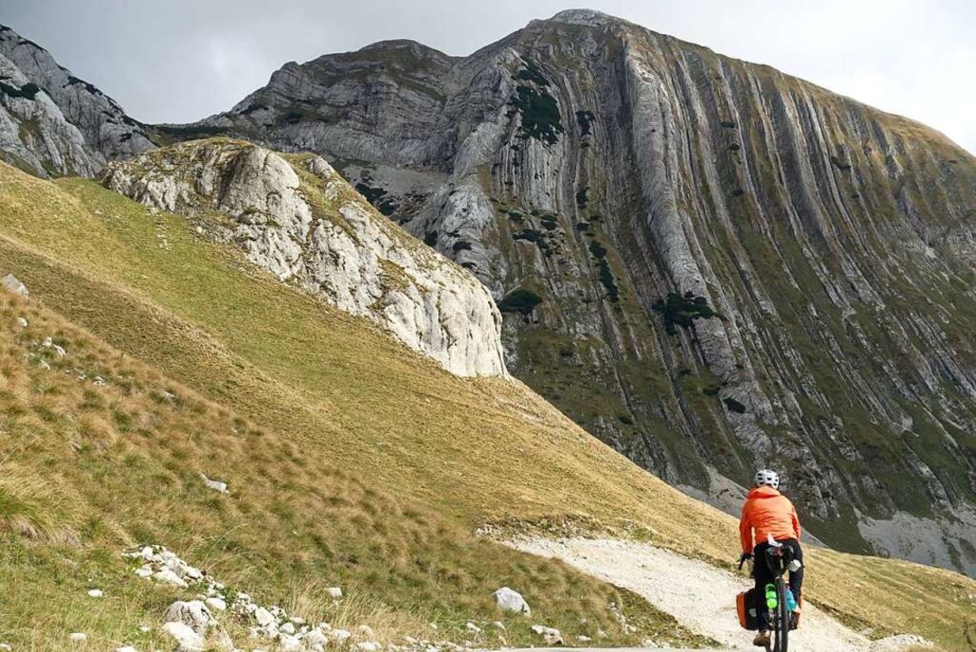 Jakob radelt in Montenegro durch den Durmitor Nationalpark.  | Foto: Ole Kniprath