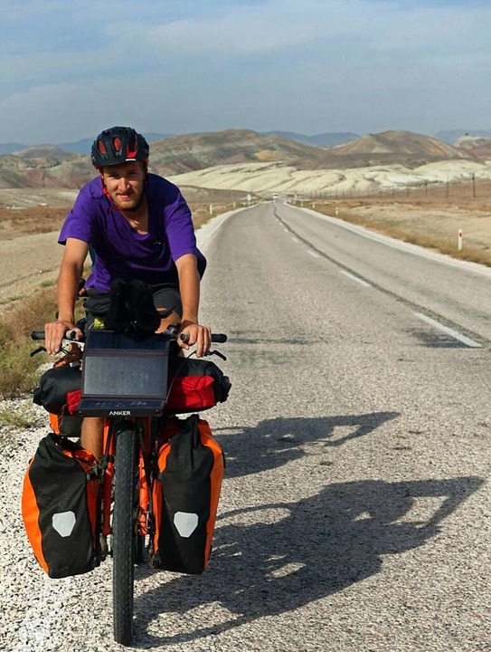 Til Roth auf dem Fahrrad auf dem Weg Richtung Ankara.  | Foto: Ole Kniprath