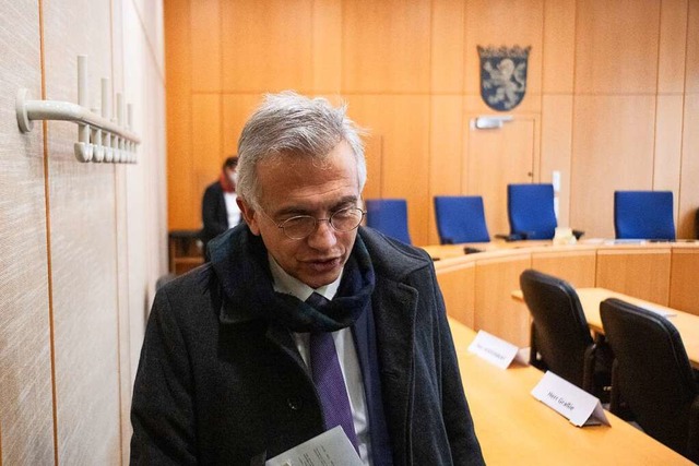 Der ehemalige Frankfurter Oberbrgerme...gegen ihn am Landgericht aus dem Saal.  | Foto: Sebastian Gollnow (dpa)