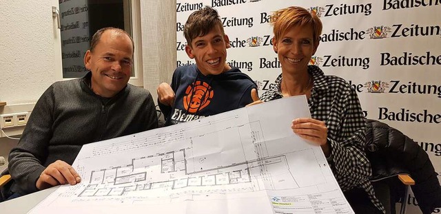 Familie Bauer mit den Plnen fr die s...p, die im Quartier Dreiknig entsteht.  | Foto: Gerhard Walser