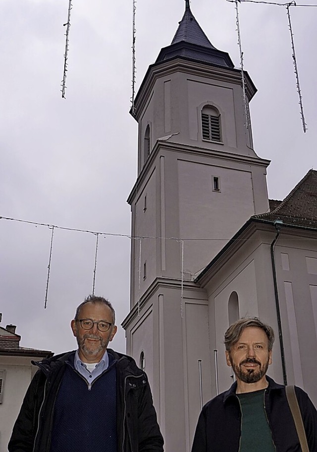 Pfarrer Ulrich Sickinger (links) und A...er Edgar Lasarzick vor der Pfarrkirche  | Foto:  Roland Gerard