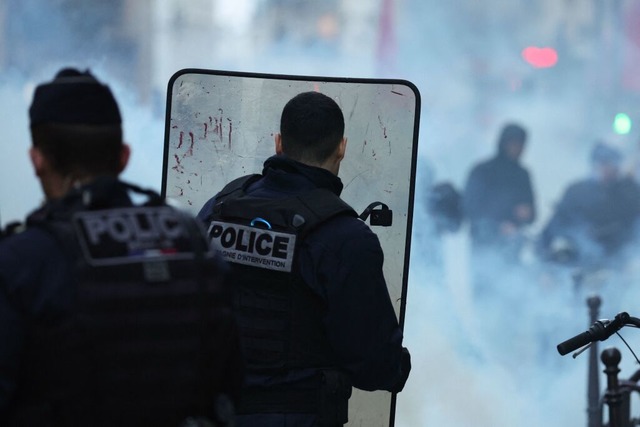 Mitglieder der kurdischen Gemeinde stoen mit Polizisten zusammen.  | Foto: THOMAS SAMSON (AFP)
