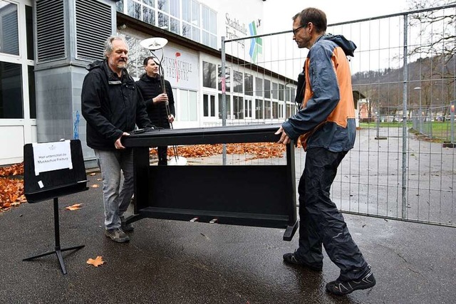 Auszug aus der Stadthalle: Lehrkrfte ...hule beim Abtransport von Instrumenten  | Foto: Rita Eggstein