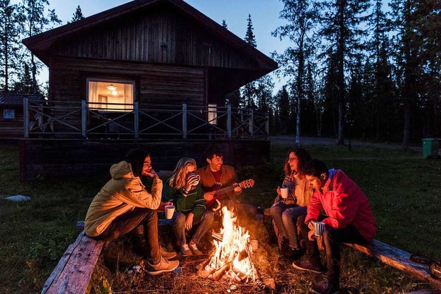 Natur, Holzhaus, Lagerfeuer, Musik: ein Bild von einem glcklichen Moment  | Foto: Kike Arnaiz