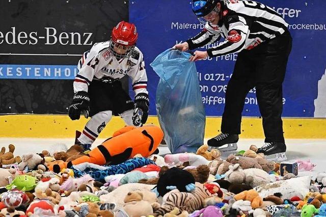 Fotos: Freiburger Eishockeyfans spenden beim Teddy Bear Toss über 5000 Plüschtiere