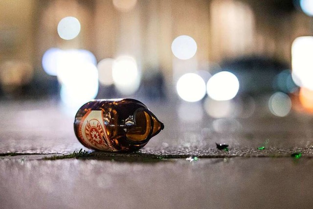 Die mutmalichen Schlger warfen mit Bierflaschen um sich. (Symbolbild).  | Foto: Christoph Schmidt (dpa)