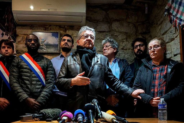 Franzsische Politiker, darunter Jean-...n Paris an einer Pressekonferenz teil.  | Foto: THOMAS SAMSON (AFP)