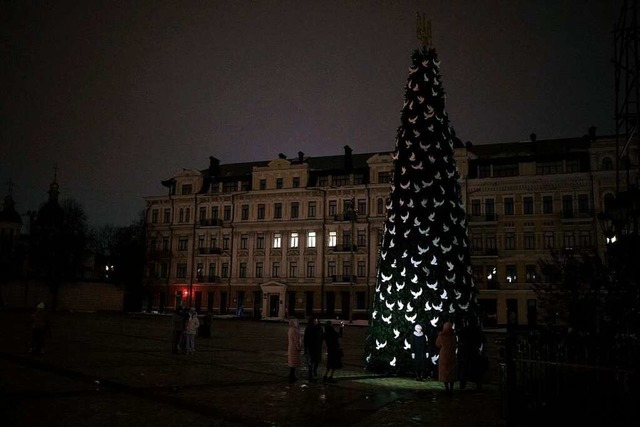 Mit Friedenstauben ist dieser Weihnachtsbaum in Kiew geschmckt.  | Foto: Felipe Dana (dpa)