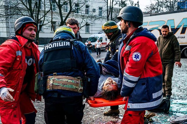 Rettungskrfte tragen eine Frau, die b...n am 24. Dezember 2022 verletzt wurde.  | Foto: DIMITAR DILKOFF (AFP)