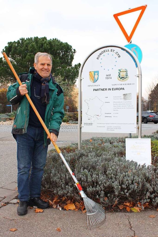 Ulrich Hartmann pflegt in Denzlingen d... die den Partnerstdten gewidmet sind.  | Foto: Gabriele Fssler