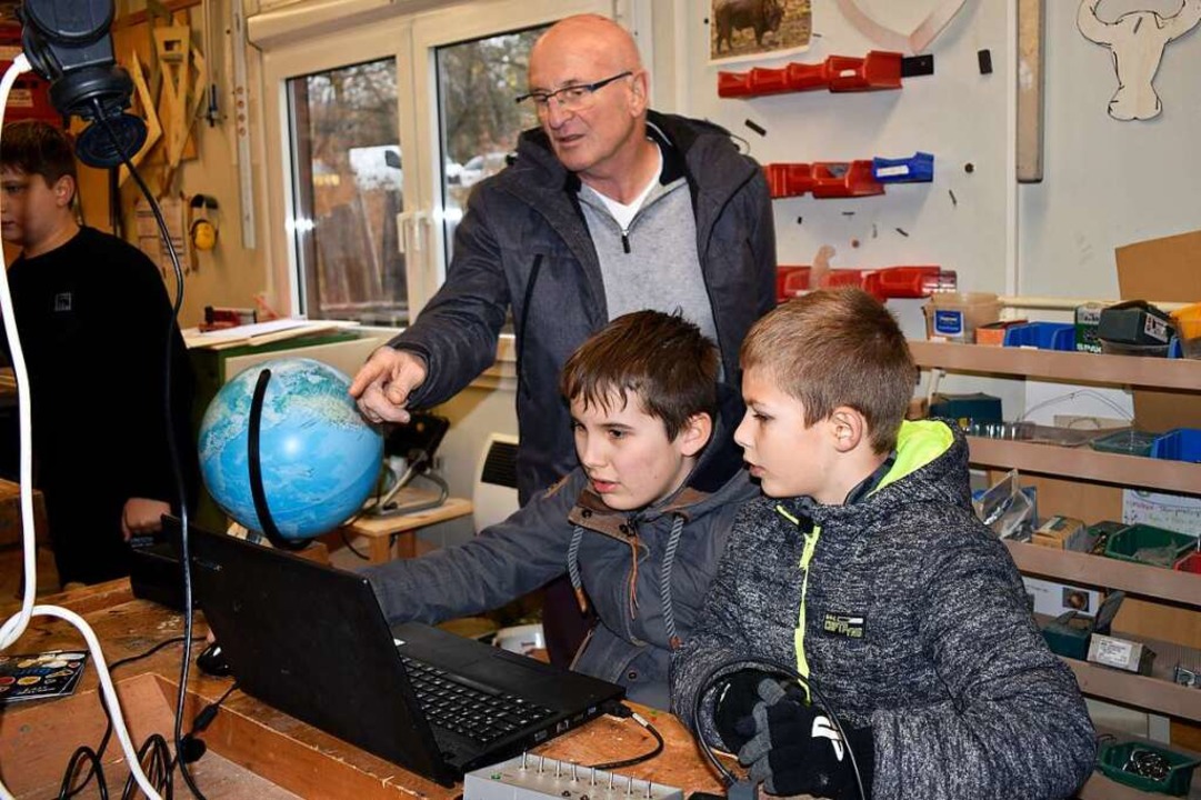 Dietmar Trimpin zeigt den Kindern in d...t, wie man die Steuerung programmiert.  | Foto: Leony Stabla