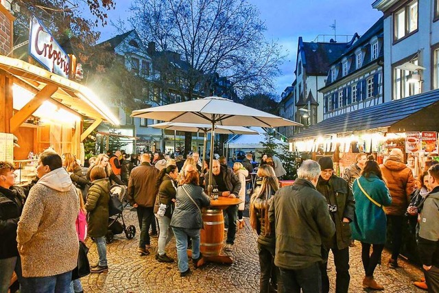 Der Adventstreff auf dem Schlossplatz ...eliebt bei den Lahrerinnen und Lahrer.  | Foto: Endrik Baublies