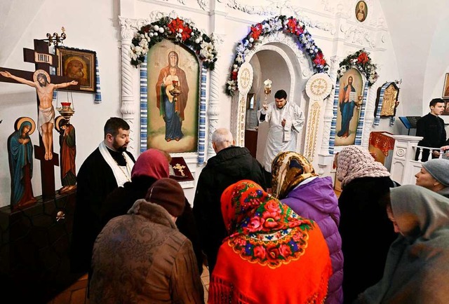 Orthodoxe Christen in Kiew beim Weihna... ein Traditionsbruch wegen des Krieges  | Foto: GENYA SAVILOV (AFP)