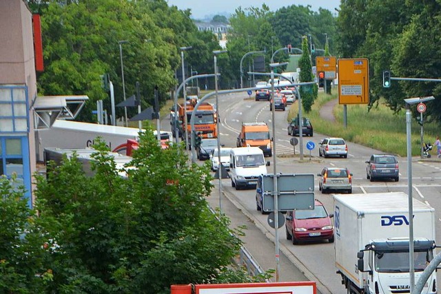 Die B3, die durch Emmendingen fhrt, ist oftmals berlastet.  | Foto: Gerhard Walser